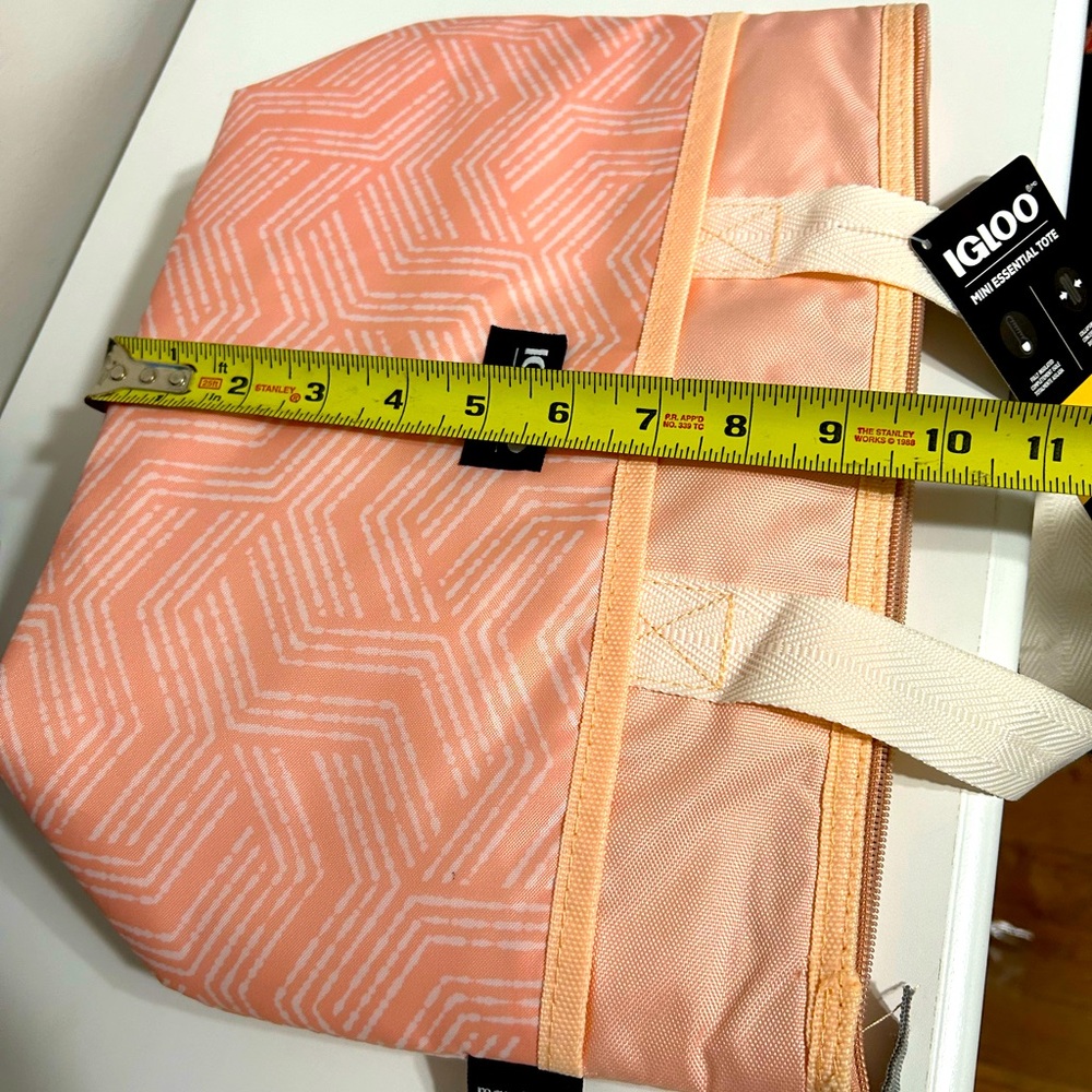 TWO Igloo Coolers, Black‎ and White Gingham and Peach - Picture 9 of 14